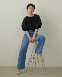 ダークブルーの【NEEDBY】ANNIE・ブラックの撥水ギャザータックブラウス【NYLON WATER PROOF】を着用した女性のサムネイル画像--3