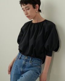 ダークブルーの【NEEDBY】ANNIE・ブラックの撥水ギャザータックブラウス【NYLON WATER PROOF】を着用した女性のサムネイル画像--4