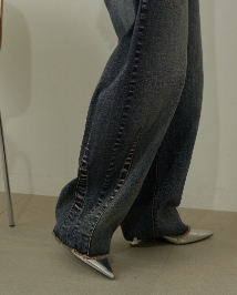 インディゴのブルージュデニムパンツ・レッドのメタル釦Vネックリブカーディガンを着用した女性のサムネイル画像--2
