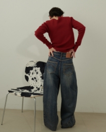 インディゴのブルージュデニムパンツ・レッドのメタル釦Vネックリブカーディガンを着用した女性のサムネイル画像--4