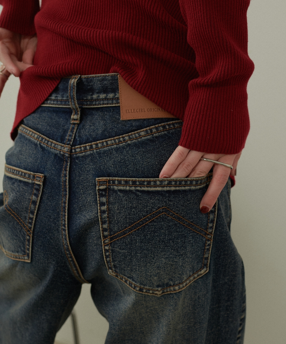 インディゴのブルージュデニムパンツ・レッドのメタル釦Vネックリブカーディガンを着用した女性の後ろ姿の画像（MV）