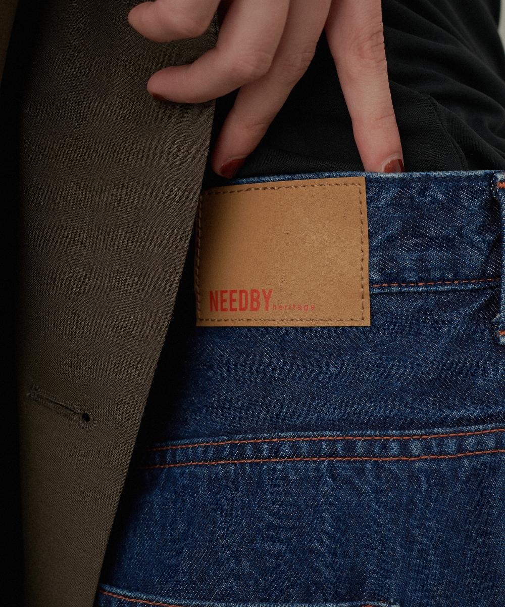 ダークブルーの【NEEDBY】LUNA・ブラックのトップス・ブラウンのウォッシャブルテーラードハーフスリーブジャケット【CLEAN MOTION】を着用した女性の後ろ姿の画像（MV）
