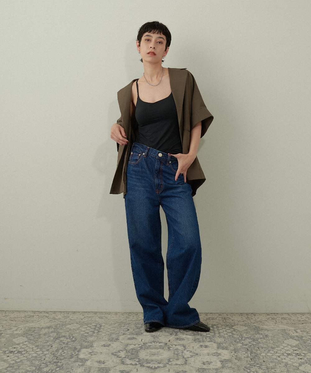 ダークブルーの【NEEDBY】LUNA・ブラックのトップス・ブラウンのウォッシャブルテーラードハーフスリーブジャケット【CLEAN MOTION】を着用した女性の画像（MV）