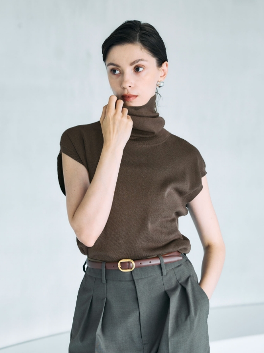 シルクコットンオフタートルニットを着用した女性