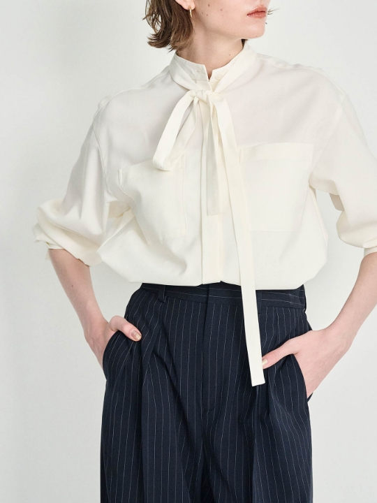 ウォッシャブル2WAYバンドカラーシャツ【CLEAN MOTION】を着用した女性