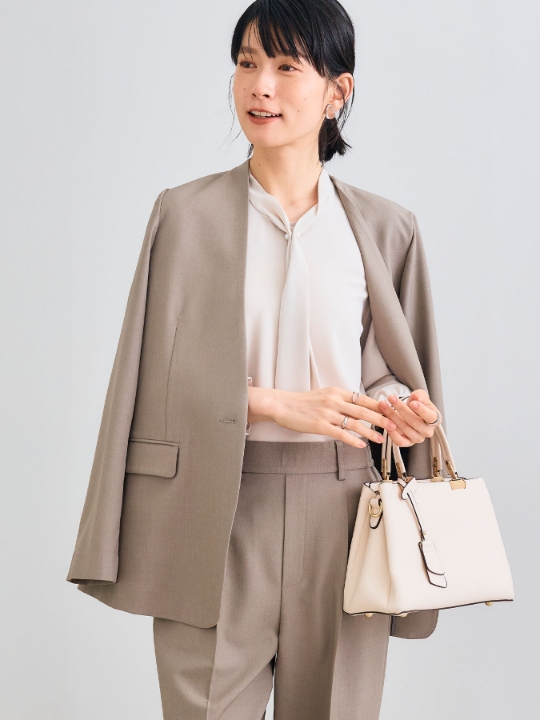 《シワになりにくい》サマ美え リラックスノーカラージャケットを着用した女性