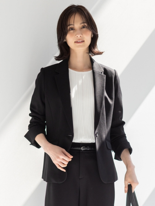 【アルファブリック】テーラードジャケットを着用した女性