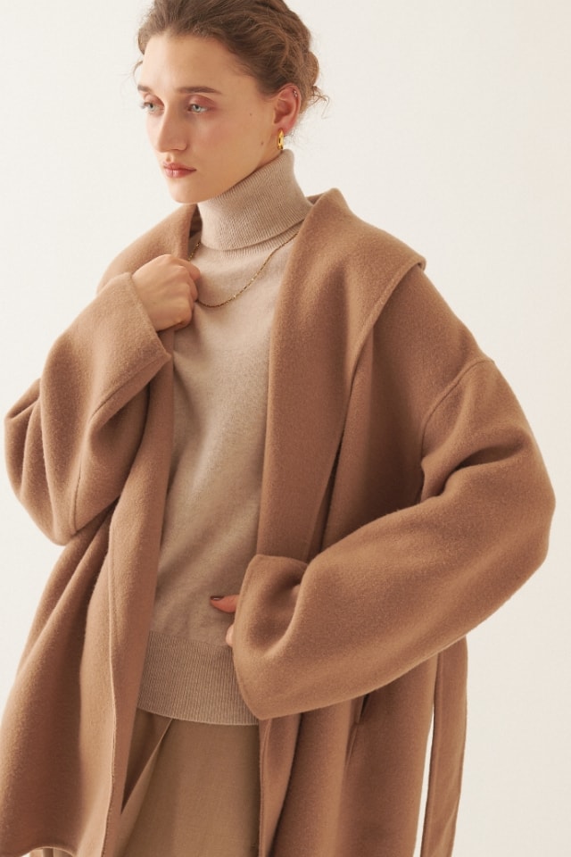 ウールメルトンミドルリバーを着用している女性