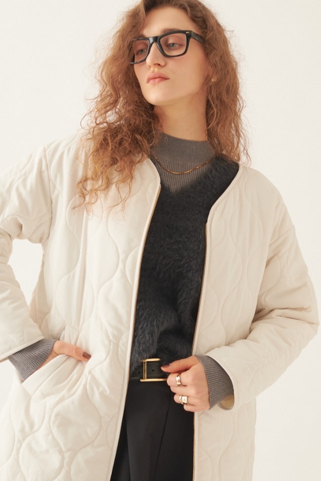 《撥水》エブ楽 ノーカラーキルティングコートを着用している女性1