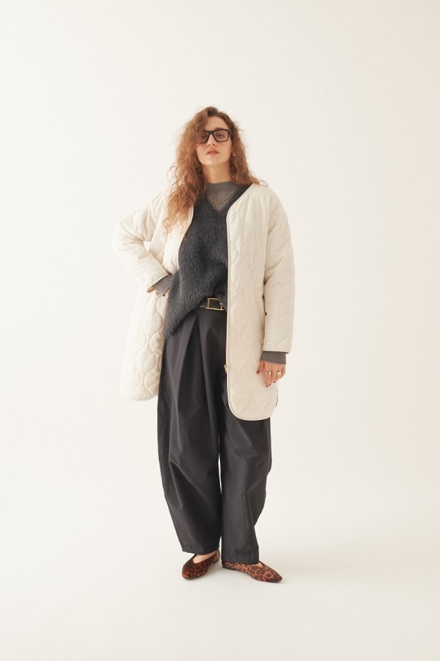 《撥水》エブ楽 ノーカラーキルティングコートを着用している女性２