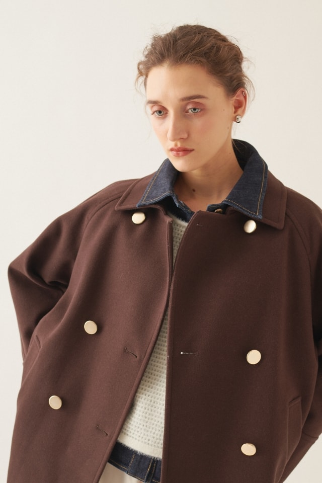 スタンドショートコートを着用している女性１