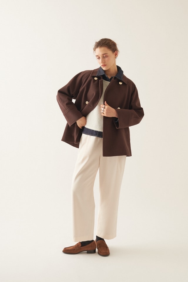 スタンドショートコートを着用している女性２