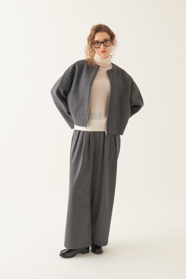 ウールメルトンショートジップリバーコートを着用した女性１