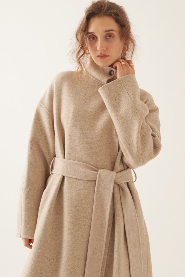 ジーロンウールシルクネップリバーコートを着用している女性１