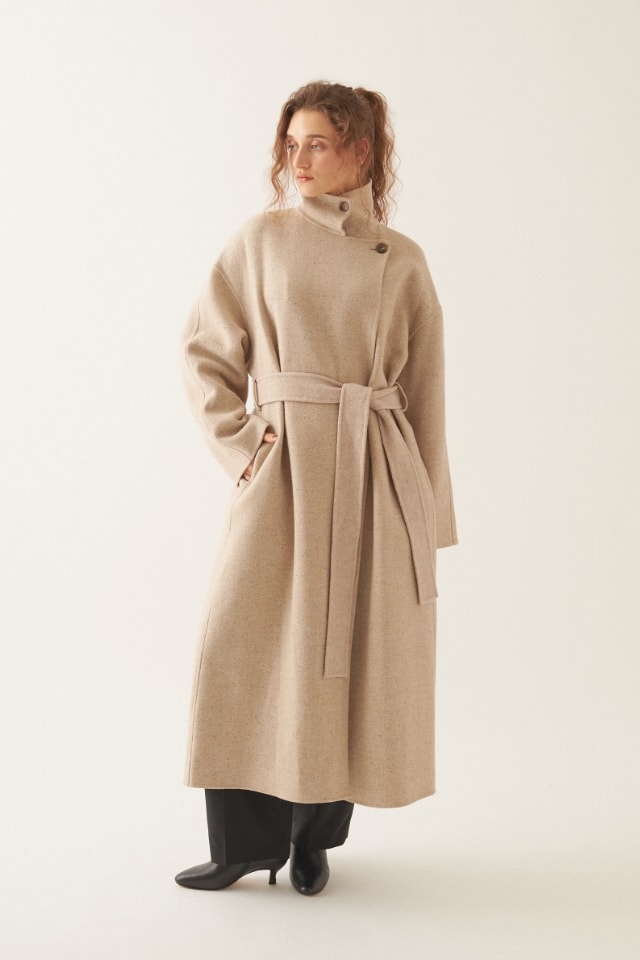 ジーロンウールシルクネップリバーコートを着用している女性２