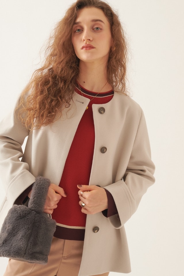 ノーカラーショートコート【軽量】を着用している女性