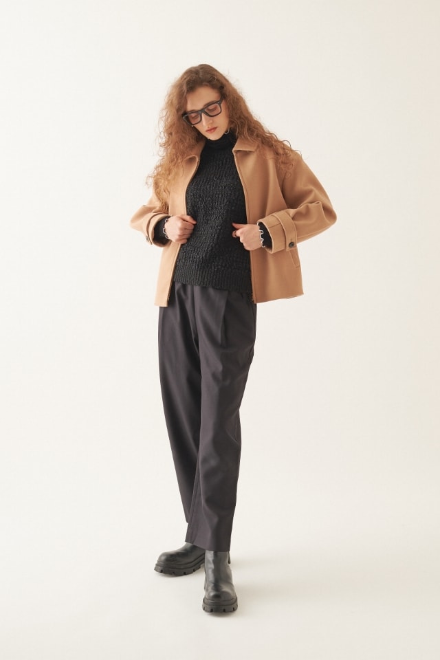 フェイクウールブルゾンを着用している女性１