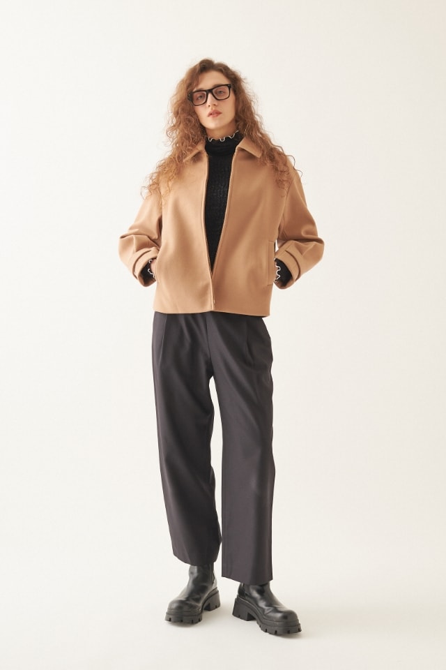 フェイクウールブルゾンを着用している女性２