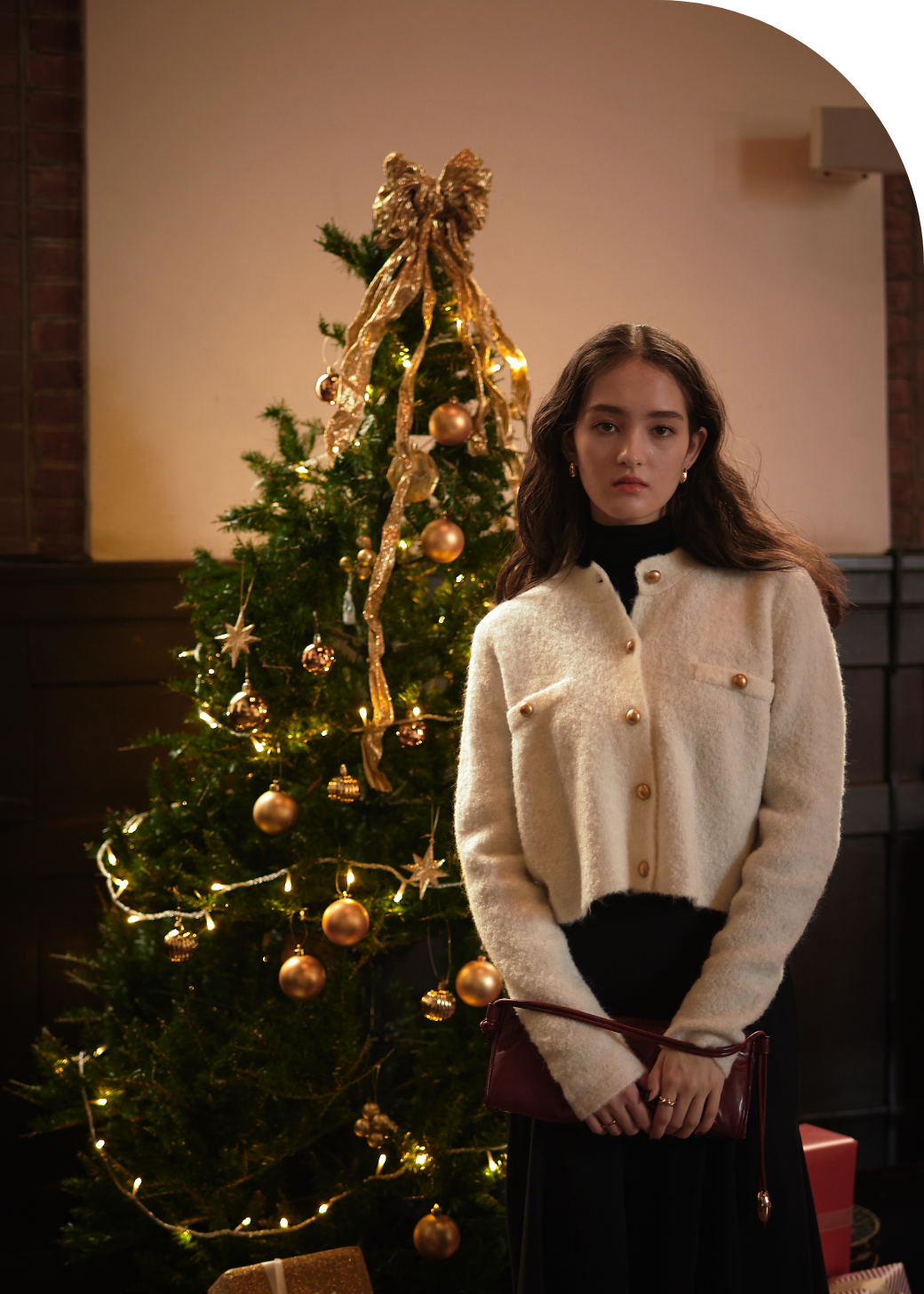 オフホワイトのブークレーショートニットジャケット・ブラックのメリノウールシアータートル・ブラックのウォッシャブルマチフレアスカート【CLEAN MOTION】を着用した女性の画像--1