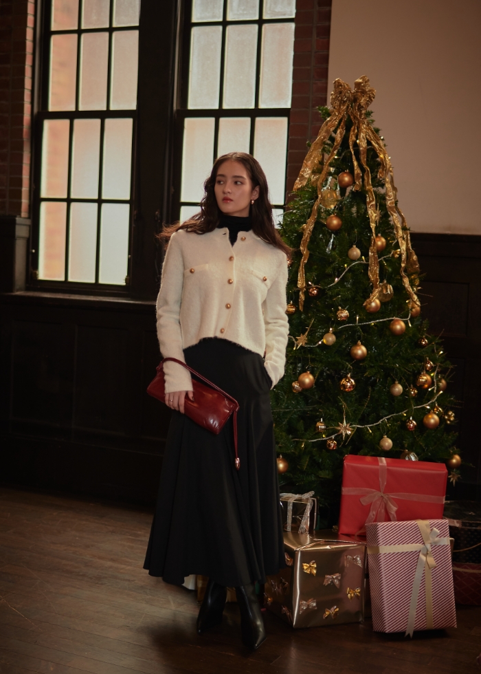 オフホワイトのブークレーショートニットジャケット・ブラックのメリノウールシアータートル・ブラックのウォッシャブルマチフレアスカート【CLEAN MOTION】を着用した女性の画像--3