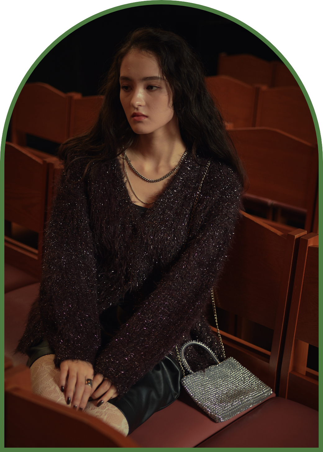 ブラウンのラメフェザーVネックカーディガン・ブラックのヴィーガンレザーハーフパンツを着用した女性の画像--1