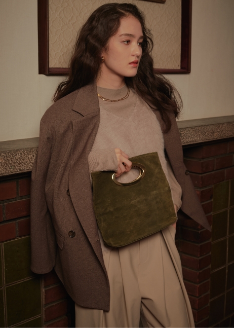 モカブラウンの《洗える》アクティかる ウールライクジャケットコート・ベージュの《洗える》エブ楽 フェザーニットベスト＆リブニットセット・グレージュの《洗える》エブ楽 ジャージータックコクーンパンツを着用した女性の画像--1