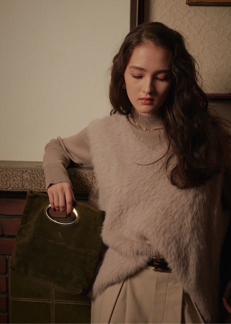 ベージュの《洗える》エブ楽 フェザーニットベスト＆リブニットセット・グレージュの《洗える》エブ楽 ジャージータックコクーンパンツを着用した女性の画像