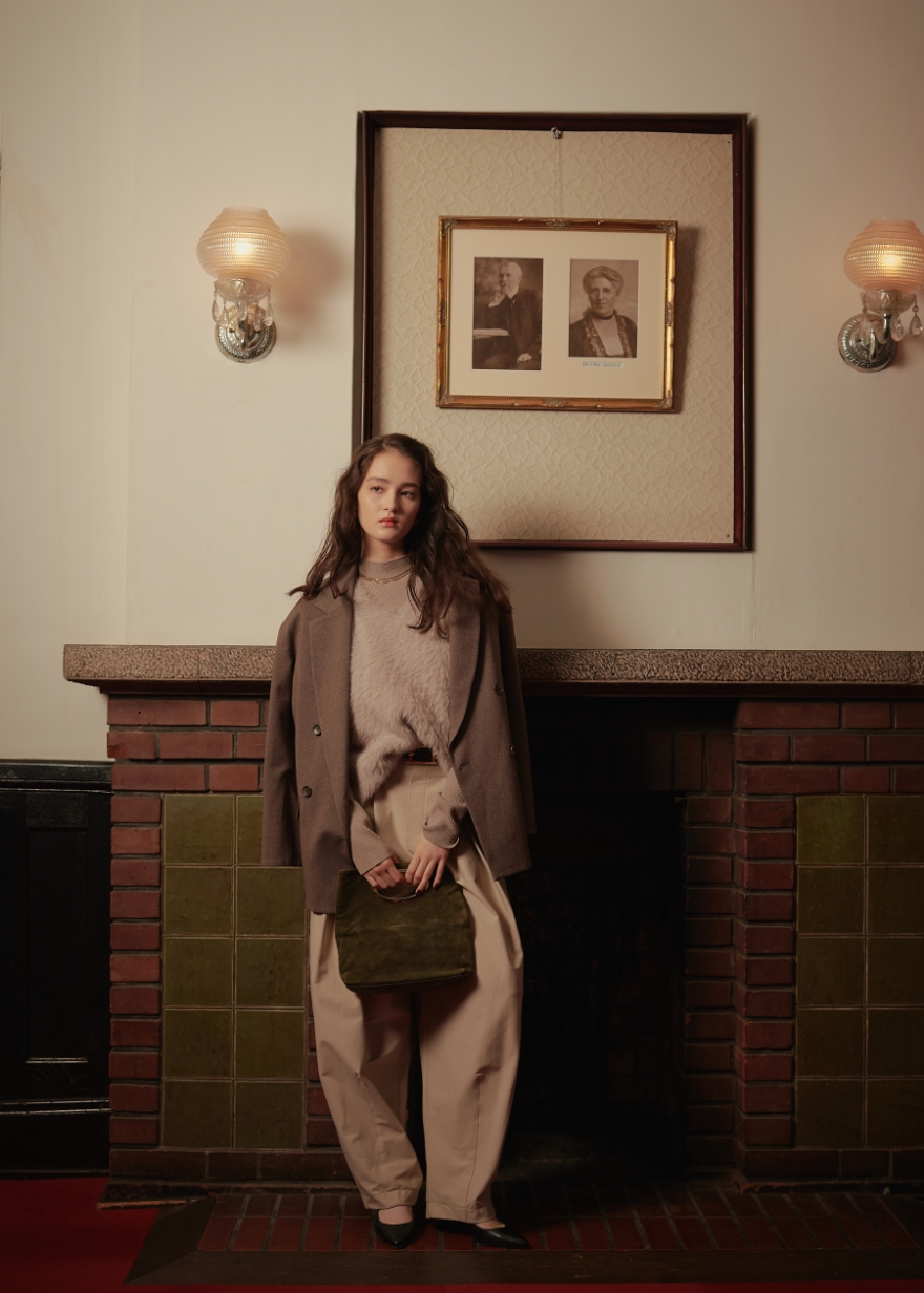 モカブラウンの《洗える》アクティかる ウールライクジャケットコート・ベージュの《洗える》エブ楽 フェザーニットベスト＆リブニットセット・グレージュの《洗える》エブ楽 ジャージータックコクーンパンツを着用した女性の画像--2