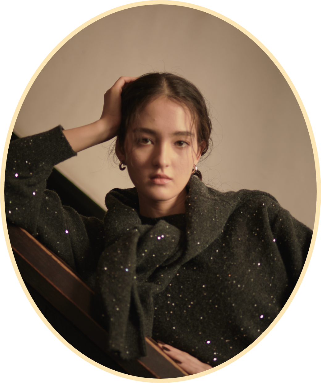 チャコールグレーのスパンコールニットカーディガン・チャコールグレーのスパンコールニットプルオーバーを着用した女性の画像