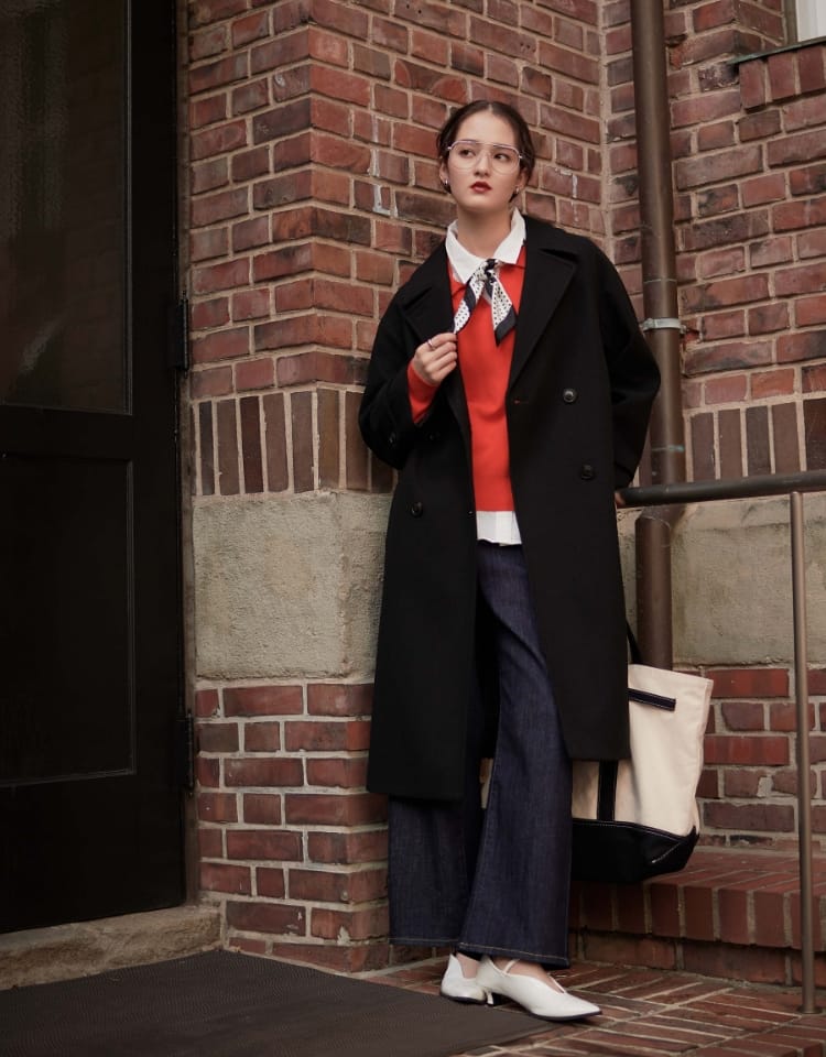 LE SOUK HOLIDAY Coat & Knit & Denimを着用した女性 01