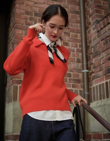 LE SOUK HOLIDAY Knit & Denimを着用した女性