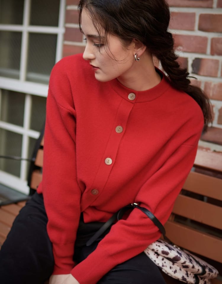 CROSS FUNCTION Knit Cardigan & Pantsを着用した女性