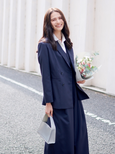 N.O.R.C Jacket＆All in one＆Shirtを着用した女性 アンカーリンク