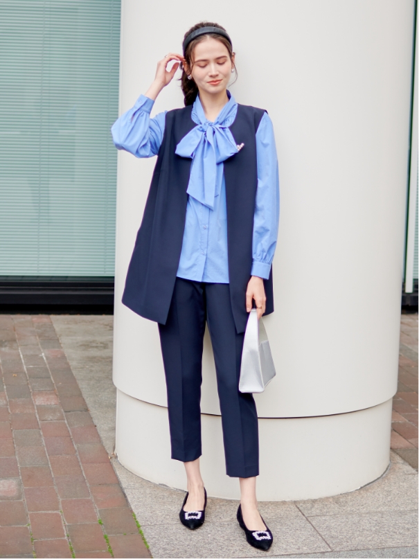 CROSS FUNCTION Gilet＆Shirt＆Pantsを着用した女性 04