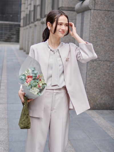 CROSS FUNCTION Jacket＆Blouse＆Pantsを着用した女性 アンカーリンク