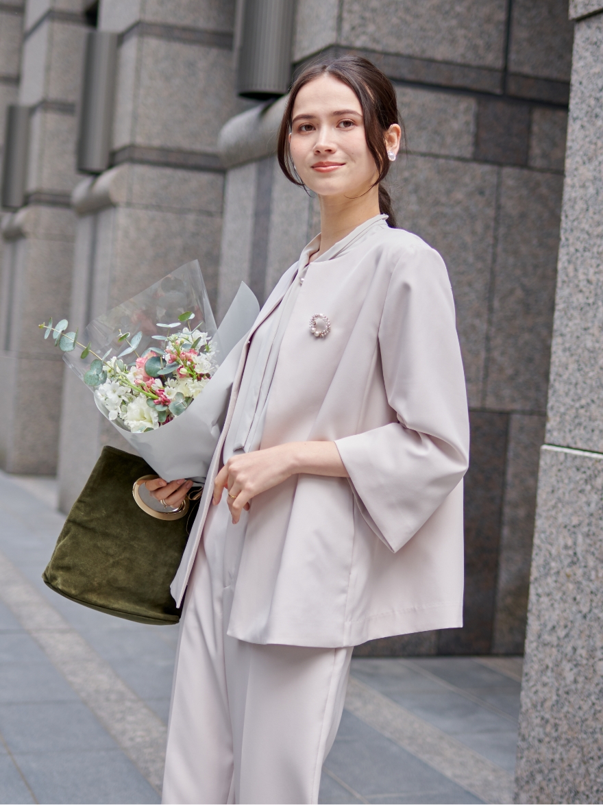 CROSS FUNCTION Jacket＆Blouse＆Pantsを着用した女性 01