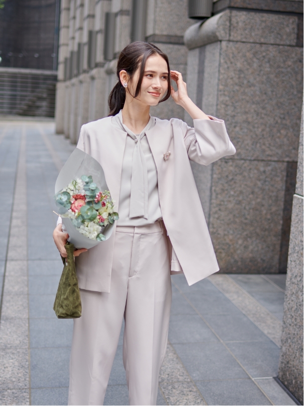 CROSS FUNCTION Jacket＆Blouse＆Pantsを着用した女性 02