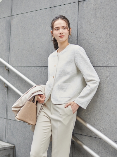 A/C DESIGN BY ALPHA CUBIC Coat＆Jacket＆Pantsを着用した女性 アンカーリンク