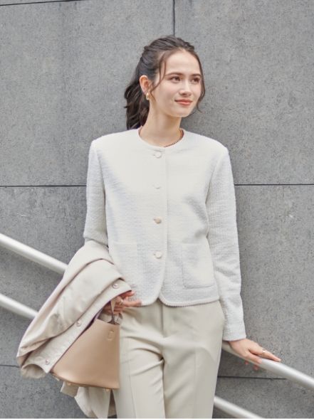 A/C DESIGN BY ALPHA CUBIC Coat＆Jacket＆Pantsを着用した女性 02