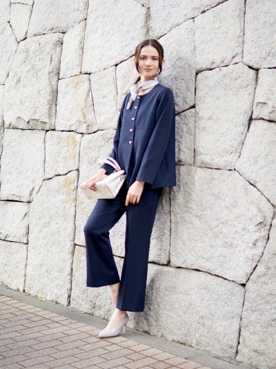 A/C DESIGN BY ALPHA CUBIC Jacket＆Pantsを着用した女性 アンカーリンク