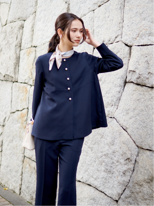 A/C DESIGN BY ALPHA CUBIC Jacket＆Pantsを着用した女性 02