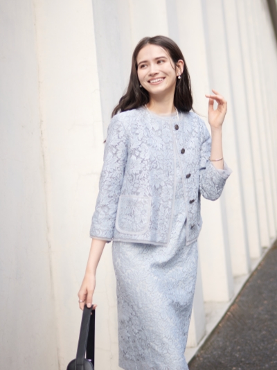 49AV JUNKO SHIMADA Jacket＆Dressを着用した女性 アンカーリンク