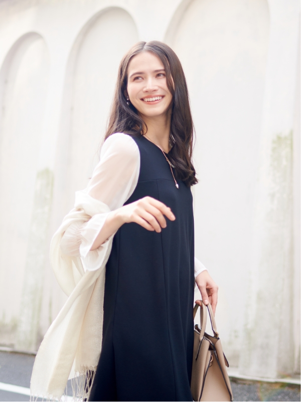 Rosemadame Onepieceを着用した女性 01