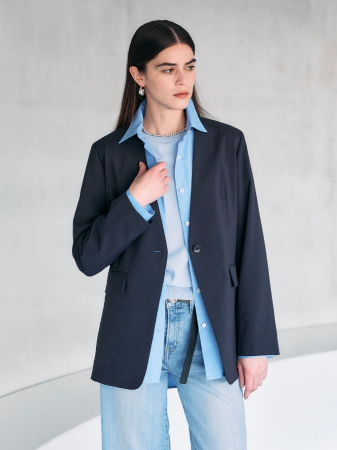 N.O.R.C カラーレスダブルジャケット【CLEAN MOTION】を着用した女性