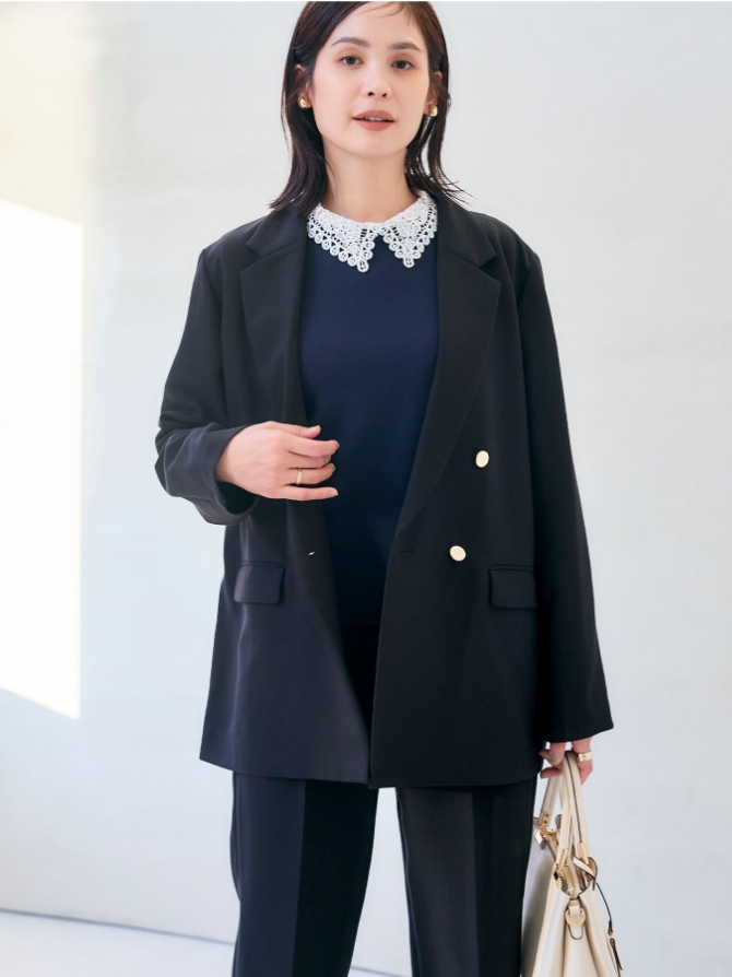 CROSS FUNCTION 《洗える・シワになりにくい》正解 金釦ダブルテーラードジャケットを着用した女性