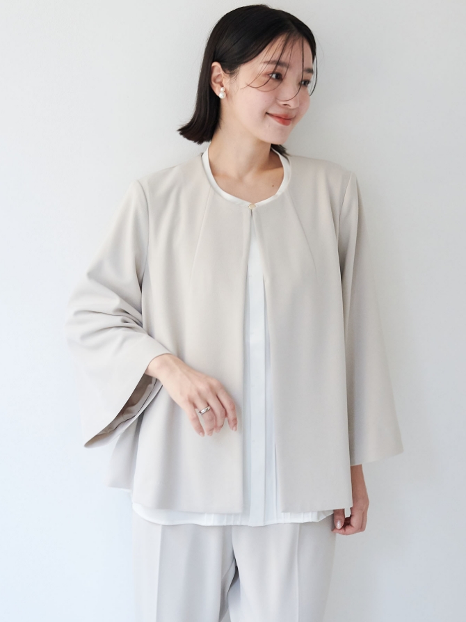 anyfee ニットジョーゼットケープ風ジャケット《セレモニー/オケージョン》を着用した女性