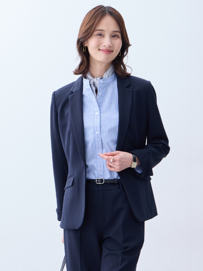 A/C DESIGN BY ALPHA CUBIC 【アルファブリック】テーラードジャケット【セットアップ対応】を着用した女性