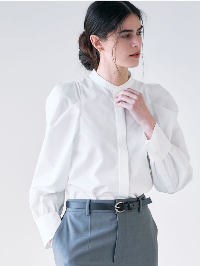 N.O.R.C コンフォータブルタックフォルムブラウスを着用した女性