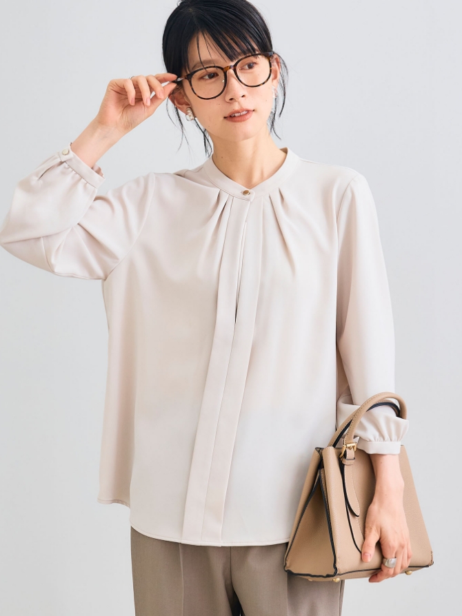 CROSS FUNCTION 《シワになりにくい》シルキーサテン2WAYタックブラウスを着用した女性