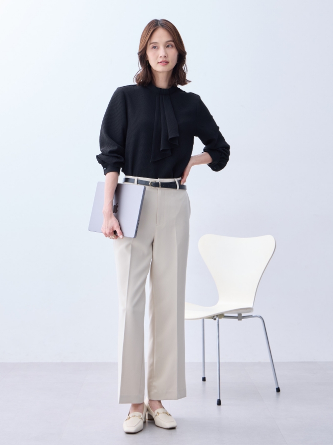 A/C DESIGN BY ALPHA CUBIC ストレッチストレートパンツ【セットアップ対応】を着用した女性